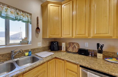 Bullhead City Cottage | Patio Hangouts! Home By Rotary Park & River Access