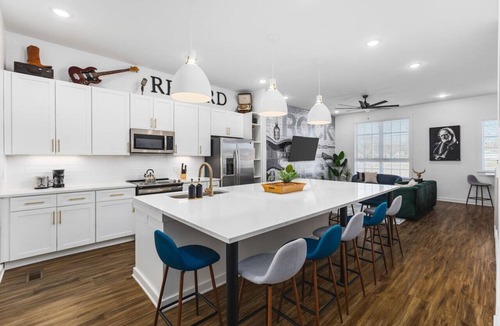 Cleveland Park House | Patio, Rooftop Deck & Garage + 3 Miles to Broadway