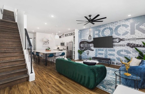 Cleveland Park House | Patio, Rooftop Deck & Garage + 3 Miles to Broadway