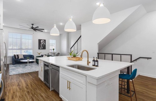 Cleveland Park House | Patio, Rooftop Deck & Garage + 3 Miles to Broadway