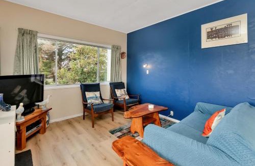Karkari Peninsula House | Patsy Cottage - A Charming 1960s Kiwi Bach near Kaitaia