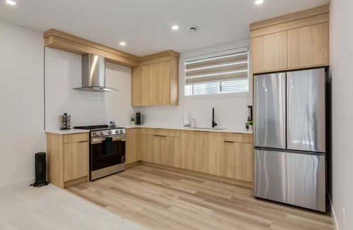 Chestermere House | Pavilion Lakefront Luxe 3 Bedroom near Lake with AC in charming Chestermere