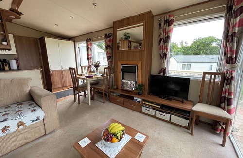 Cowes House | Paws a While! caravan with uninterrupted views of Solent and direct beach access