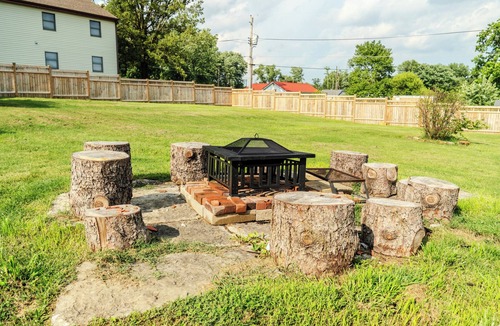 Loogootee House | PB Larkin Victorian Mansion-4200 Sq. Ft Pet Safe Beautifully Preserved 1865 Home