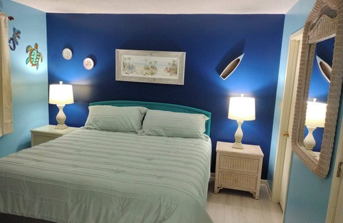 Panama City Beach Hotel | PCB Edgewater Resort Villa 2-bedroom Sleeps 8 with WiFi & A/C. Newly remodeled