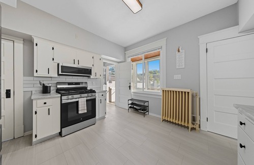 West Seventh House | Peace: 4BR-2BT, 2 Kitchens/2 Living Rms