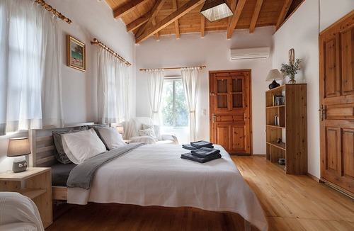 Vigklafia Villa | Peace and tranquility among the trees, with breathtaking views of the sea.