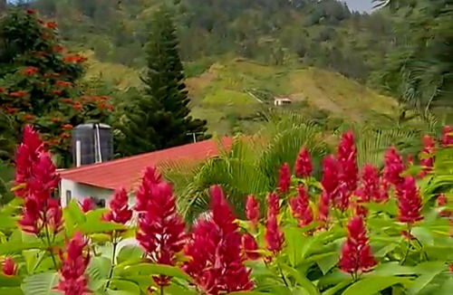 Las Guazaras Villa | Peace by de river, mountain vew, hot pool- Jacuzzi, bbq, 3 bsr, PRIVATE PROPERTY