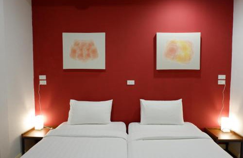Pom Prap Sattru Phai Hostel | Peace Factory Hostel