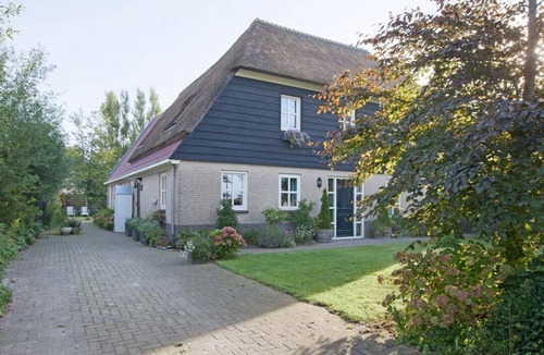 De Haukes Apartment | Peace & Space in a real Wieringer residential farmhouse.