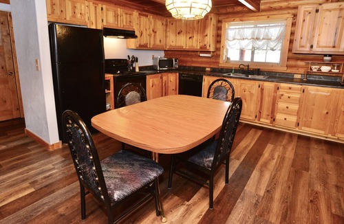 Cascade House | Peace Tree Place - Beautiful Log Home - Serene - Ample parking - WiFi - Fire pit