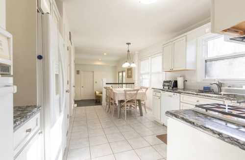 North Brunswick House | Peaceful Spacious Home with Theater. Family Friendly, Centrally located