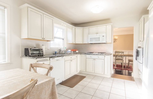 North Brunswick House | Peaceful Spacious Home with Theater. Family Friendly, Centrally located