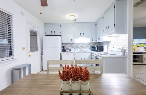 Tallahassee House | Peaceful 2 Bed, 1 Bath located in midtown, 5 miles from Stadium.