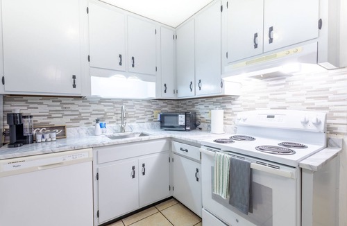 Tallahassee House | Peaceful 2 Bed, 1 Bath located in midtown, 5 miles from Stadium.
