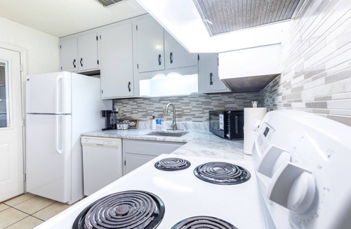 Tallahassee House | Peaceful 2 Bed, 1 Bath located in midtown, 5 miles from Stadium.