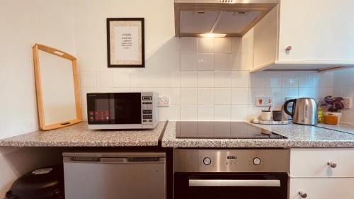 Bath House | Peaceful 2 Bed Home with Parking Fast WIFI Easy Stress-Free Access to Bath