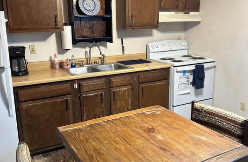 Davis Condo | Peaceful 2-bedroom condo with fireplace centrally located in the heart of Canaan