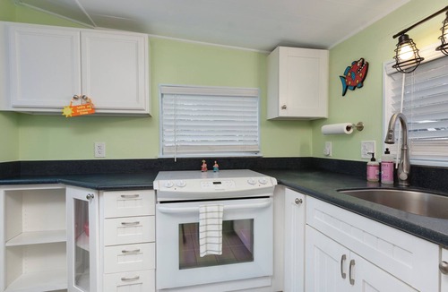 Bayport House | Peaceful 2-bedroom Bungalow in Weeki Wachee. Steps to sunset, sunrise, & fishing