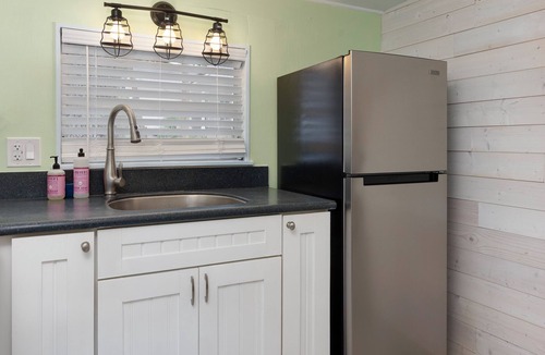 Bayport House | Peaceful 2-bedroom Bungalow in Weeki Wachee. Steps to sunset, sunrise, & fishing