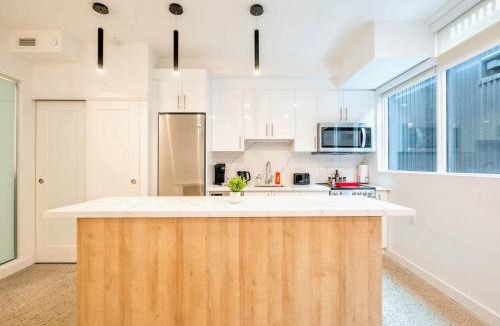 Downtown Toronto Hotel | Peaceful 2BR Basement Suite Near Downtown Toronto - The Roland
