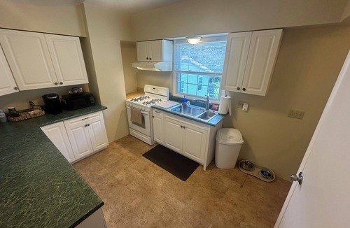 Racine House | Peaceful 2BR Cottage-Big Backyard Deck, Wi-Fi, Big TV!Nearby parks & PIT Int’l.