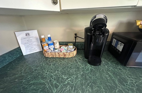 Racine House | Peaceful 2BR Cottage-Big Backyard Deck, Wi-Fi, Big TV!Nearby parks & PIT Int’l.