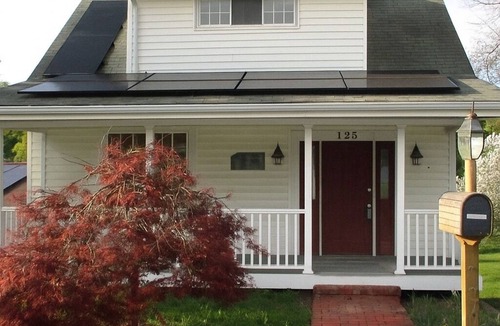Racine House | Peaceful 2BR Cottage-Big Backyard Deck, Wi-Fi, Big TV!Nearby parks & PIT Int’l.