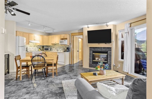 Cougar Creek Apartment | Peaceful 2BR for 8 w/Balcony, BBQ & Gym!