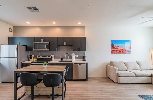 Glendale Apartment | Peaceful 2BR2BA,Pool, Gym & Laundry Inside