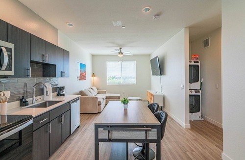 Glendale Apartment | Peaceful 2BR2BA,Pool, Gym & Laundry Inside