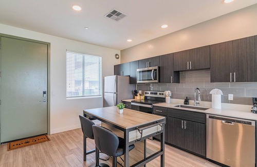 Glendale Apartment | Peaceful 2BR2BA,Pool, Gym & Laundry Inside
