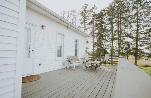 Farmer House | Peaceful 3-Acre Escape: Scenic & Central
