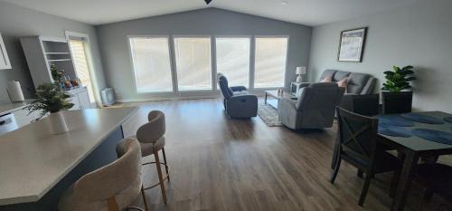 Manitoba House | Peaceful 3BR Lakeside Escape, Neepawa, Canada