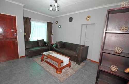 Germiston Apartment | Peaceful 4 Bedroom Flat in Germiston with WI-FI