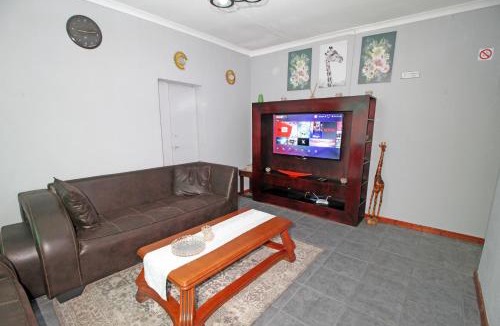 Germiston Apartment | Peaceful 4 Bedroom Flat in Germiston with WI-FI