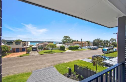 Mannering Park House | Peaceful 4BDRM Retreat - Lake Access
