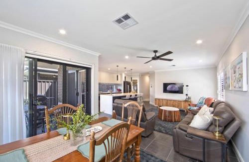 Mannering Park House | Peaceful 4BDRM Retreat - Lake Access