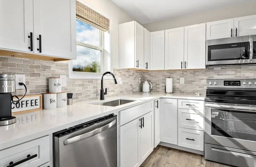 Alexander House | Peaceful 5 BR Home w/Stunning Views & Game Room!