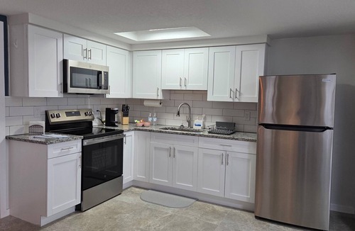 Port Richey House | Peaceful accomodation. Walking distant to Port Richey waterfront restaurants.