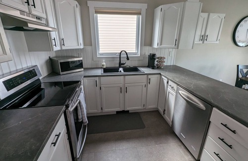 Red Deer House | Peaceful and Inviting 4 Bedroom Bilevel House