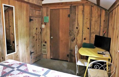 Christopher Creek House | Peaceful and Pet Friendly Studio Cabin in Payson, Arizona, Perfect for a Glamping Weekend