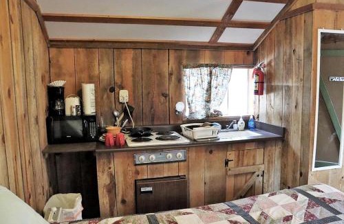Christopher Creek House | Peaceful and Pet Friendly Studio Cabin in Payson, Arizona, Perfect for a Glamping Weekend
