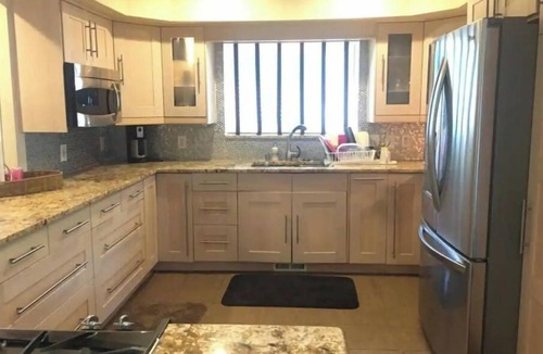Romulus House | peaceful and private getaway on 5 acres. 5 minutes to metro airport.