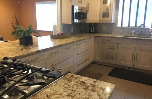 Romulus House | peaceful and private getaway on 5 acres. 5 minutes to metro airport.