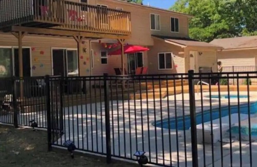 Romulus House | peaceful and private getaway on 5 acres. 5 minutes to metro airport.