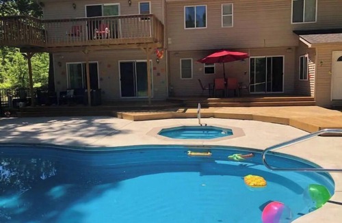 Romulus House | peaceful and private getaway on 5 acres. 5 minutes to metro airport.