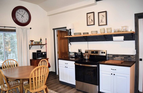 Winchester House | Peaceful and relaxing cottage steps from Forest Lake.