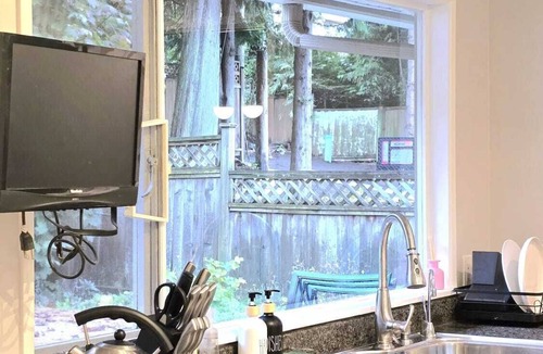 Upper Lonsdale House | Peaceful and Spacious Room with shared kitchen and bathroom in North Vancouver