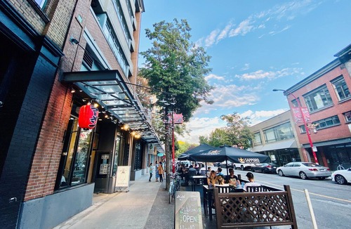 Chinatown Condo | Peaceful Artists Garden Loft in the heart of Vancouver Chinatown. Pet-Friendly!